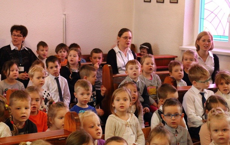 Biskup Jan z kolędą w przedszkolu katolickim