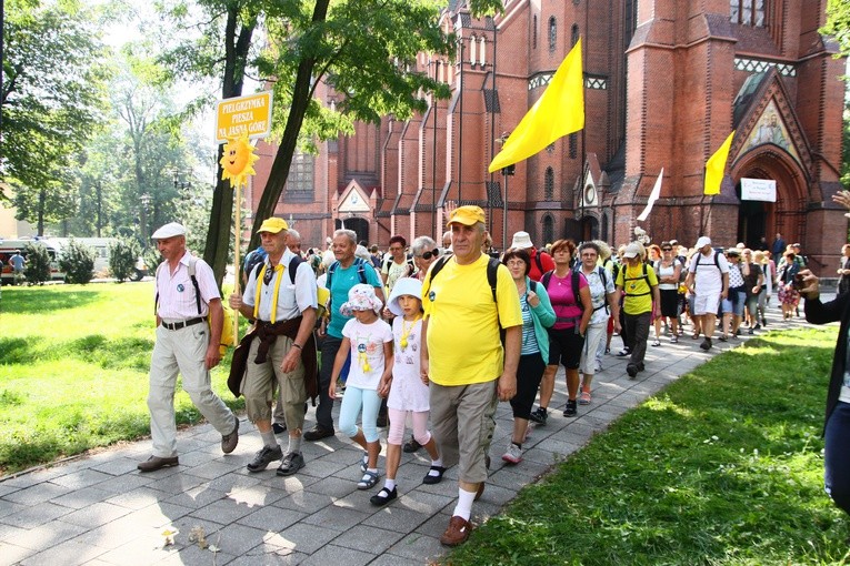 Pielgrzymka na Jasną Górę - wyjście z katedry