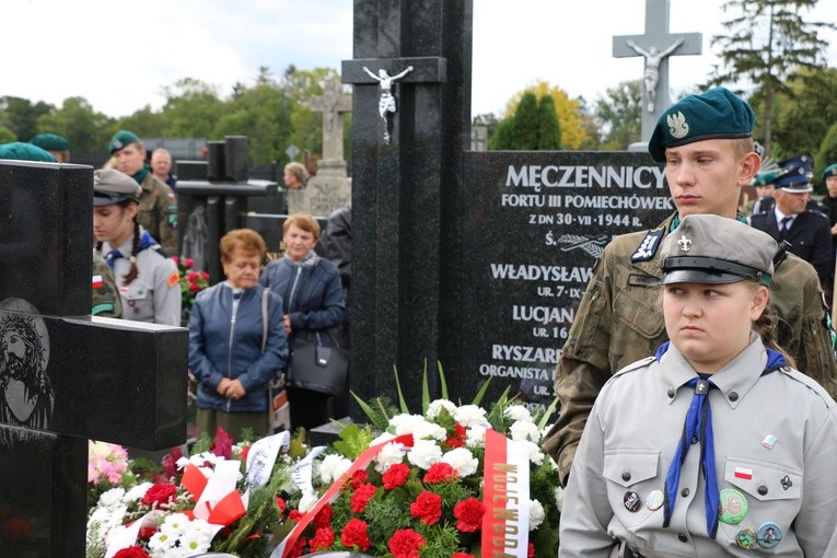 Chociszewo. Uroczystości przy mogile Męczenników Fortu III w Pomiechówku