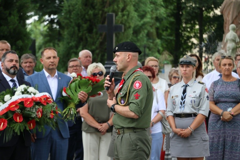 Wyszogród. Poświęcenie odnowionego nagrobka ułana Jana Mąkowskiego