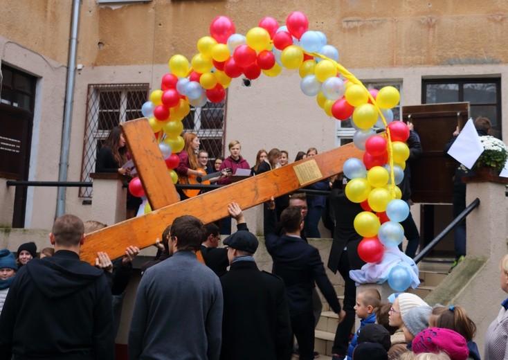 Symbole ŚDM - Zespół Szkół Pijarskich w Elblągu