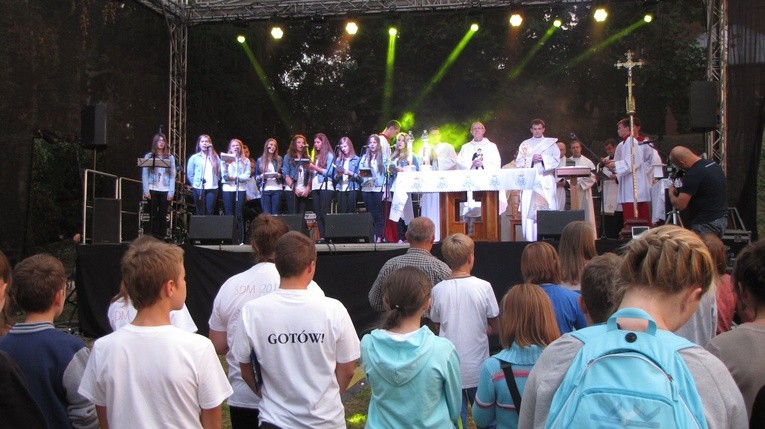 Pielgrzymka młodzieży do Rostkowa
