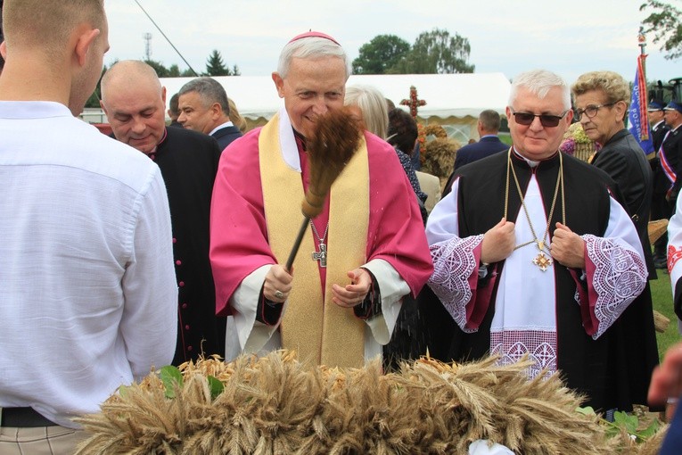Karniewo. Dożynki diecezjalne cz. 1