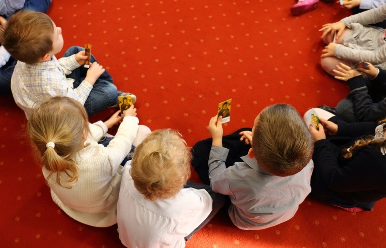 Biskup Jan z kolędą w przedszkolu katolickim