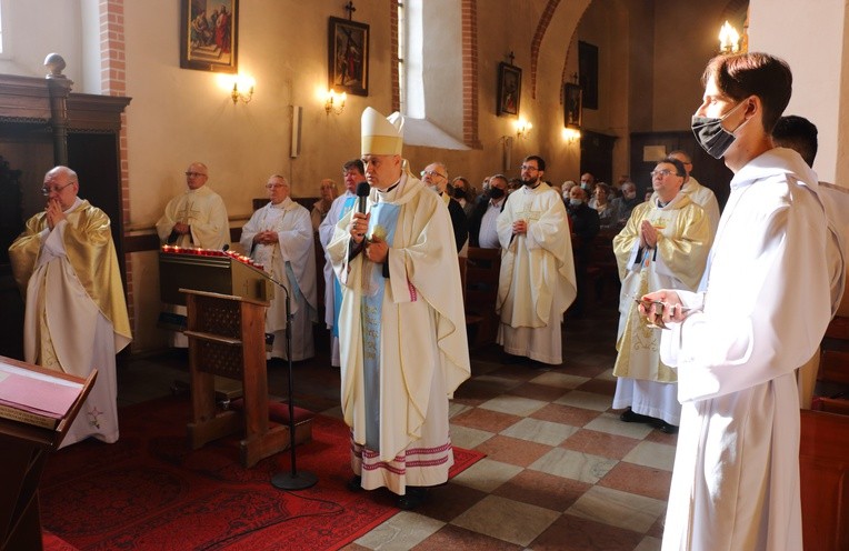Dzierzgoń - poświęcenie koron Matki Bożej