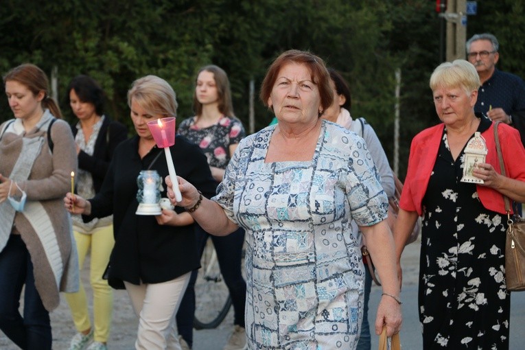 Płońsk. Nowy krzyż na cmentarzu komunalnym w Szerominku