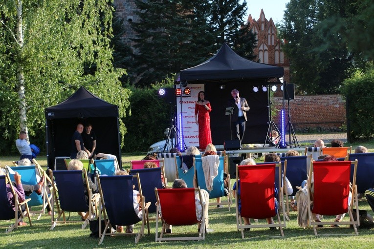 Czerwińsk n. Wisłą. Koncert plenerowy w przyklasztornych ogrodach