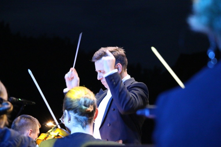 Czerwińsk n. Wisłą. Koncert jubileuszowy w przyklasztornych ogrodach
