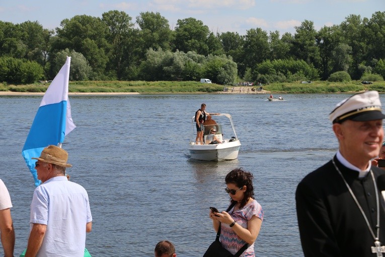 Czerwińsk n. Wisłą. Różaniec z bp. Piotrem Liberą