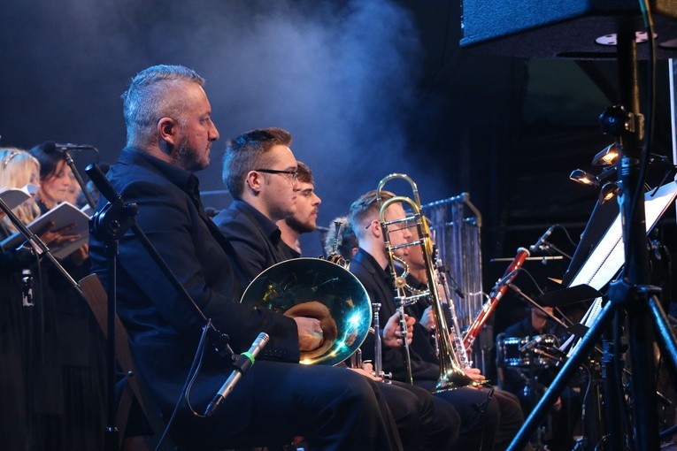 Czerwińsk n. Wisłą. Koncert jubileuszowy w przyklasztornych ogrodach
