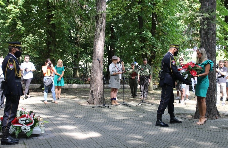 Płock. Uroczystości na cmentarzu garnizonowym