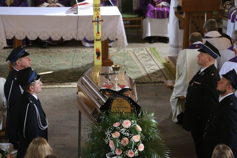Lekowo. Pogrzeb ks. Tadeusza Janowskiego