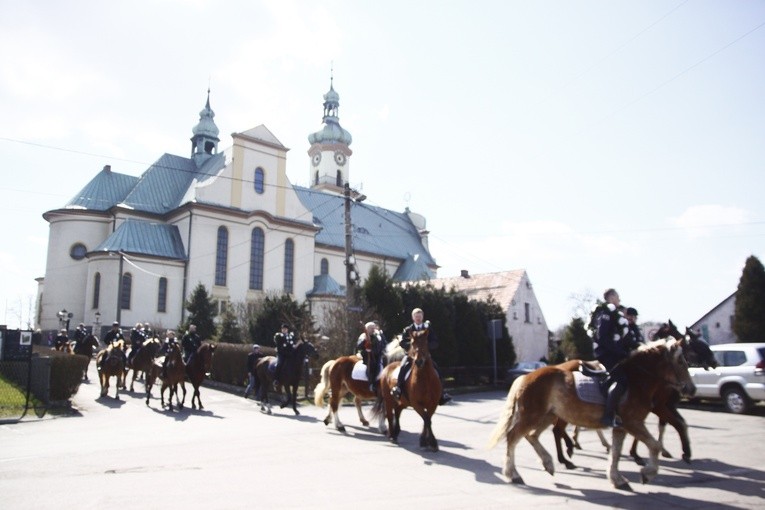 Wielkanocna procesja konna w Ostropie