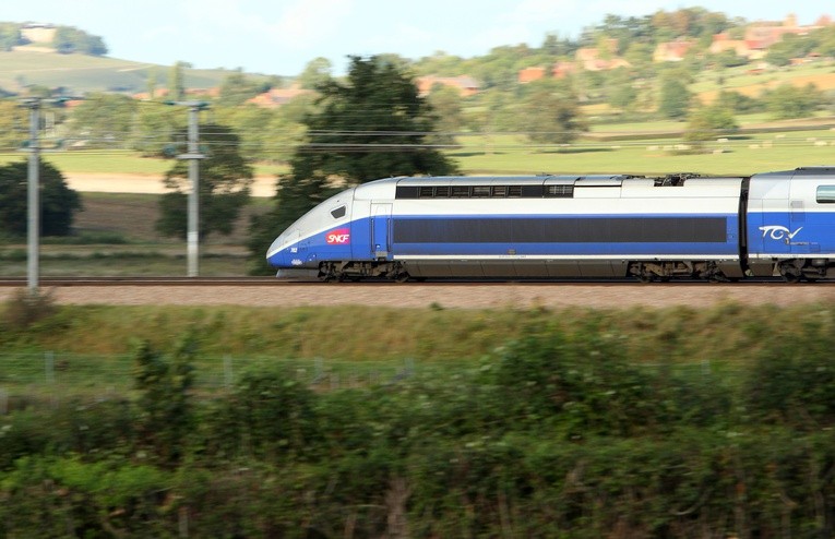 Francja: 250 tys. kontroli paszportów sanitarnych tygodniowo w pociągach TGV