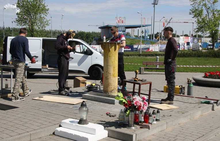 Płock. Montaż pomnika na Placu Celebry