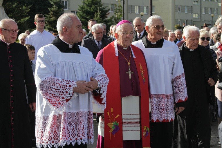 Pomnik bł. ks. J. Popiełuszki w Mławie