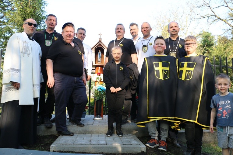 Śródborze. Poświęcenie maryjnej kapliczki