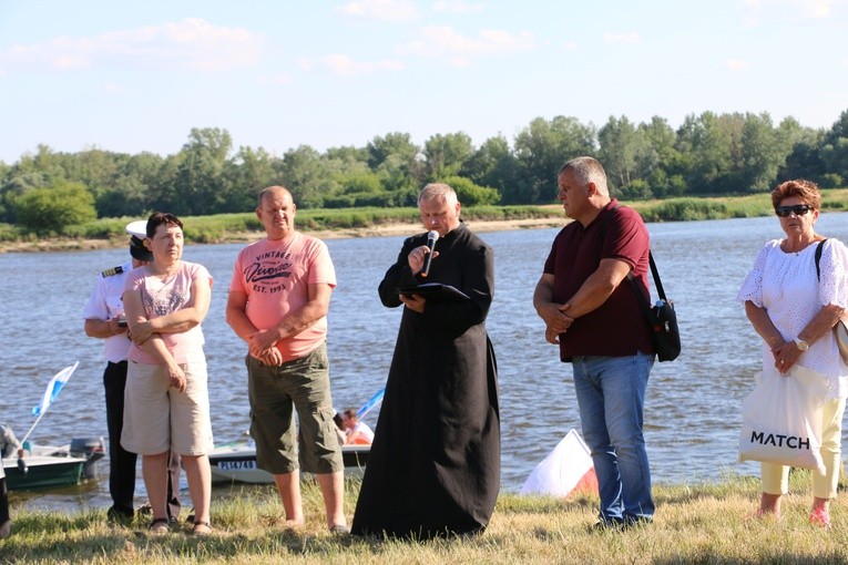 Czerwińsk n. Wisłą. Różaniec z bp. Piotrem Liberą