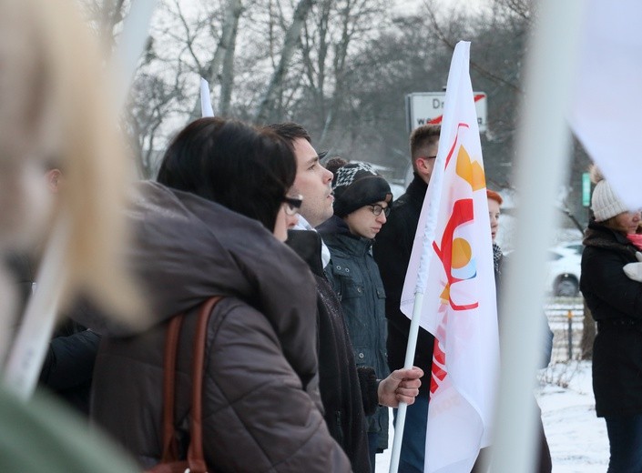 "Piętnasta" pod bramą więzienia