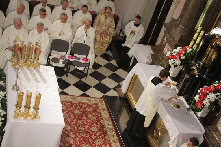 Episkopat w Płocku. Msza w kolegiacie