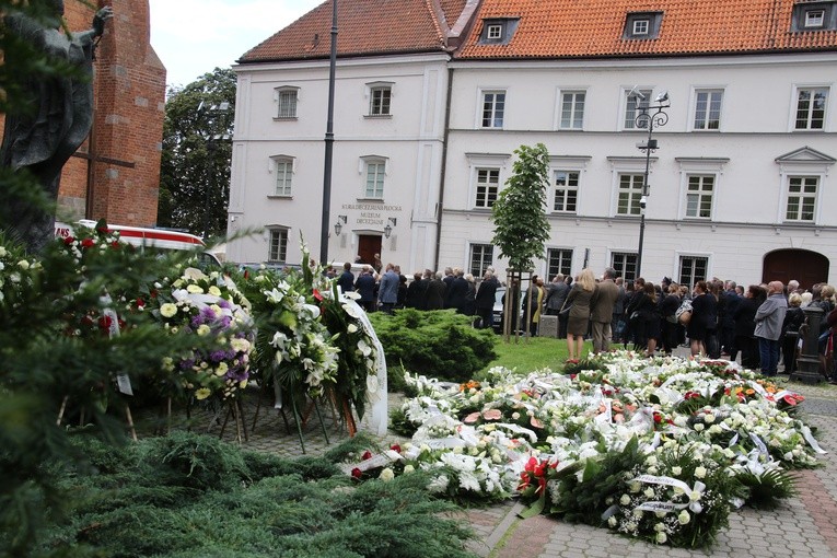 Płock. Pogrzeb Mariusza Bieńka - starosty płockiego. Cz. 1