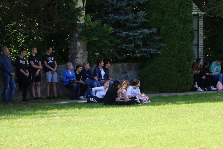 Pielgrzymka młodych z Rypina do Obór