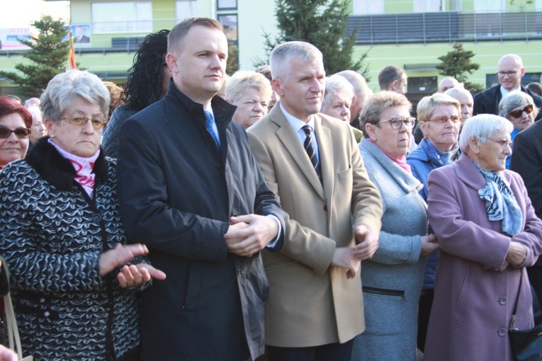 Pomnik bł. ks. J. Popiełuszki w Mławie