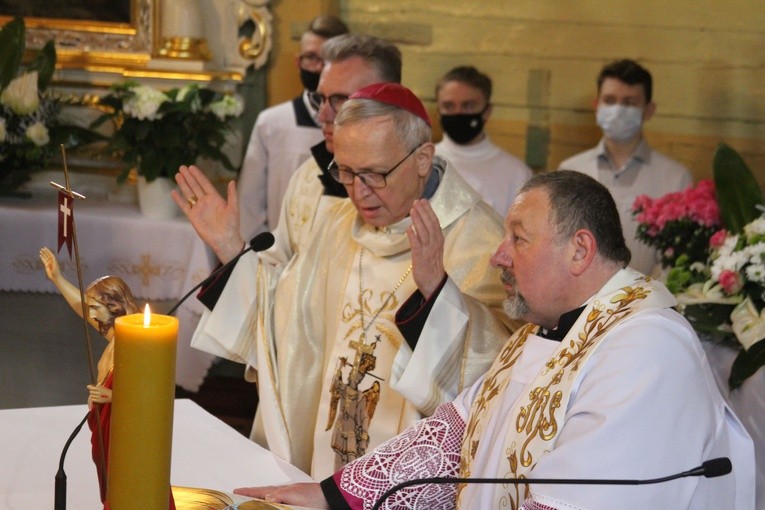 Kucice. Poświęcenie odnowionych ołtarzy i ambony