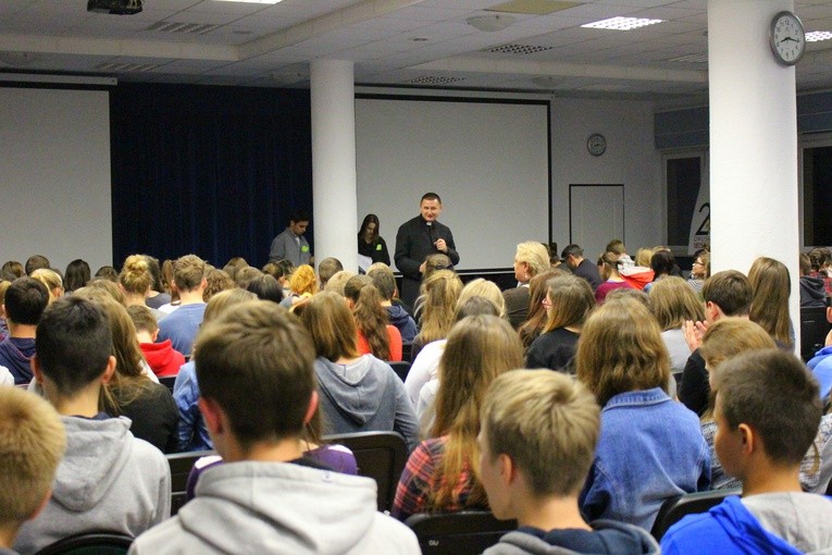 Nocne czuwanie gimnazjalistów w SOSW