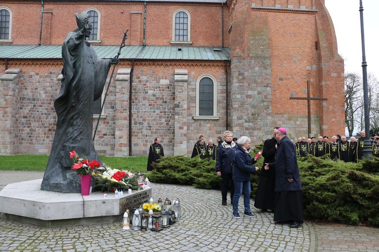 Płock. Dziękczynna modlitwa pod oknem papieskim