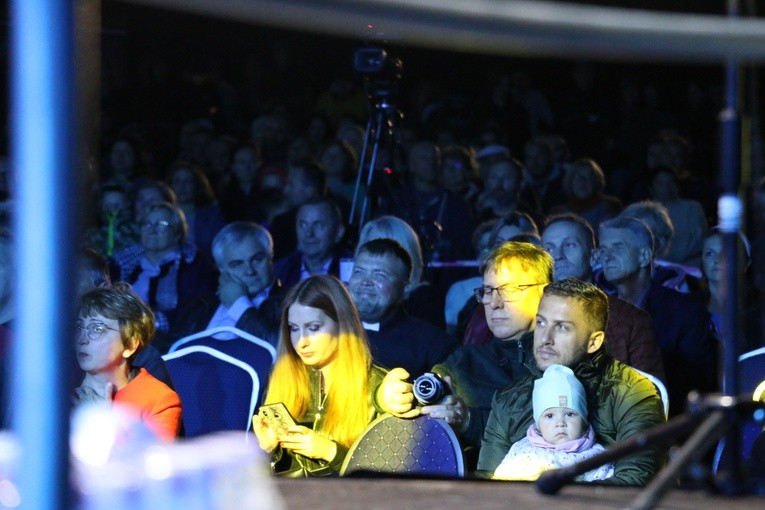 Czerwińsk n. Wisłą. Koncert jubileuszowy w przyklasztornych ogrodach