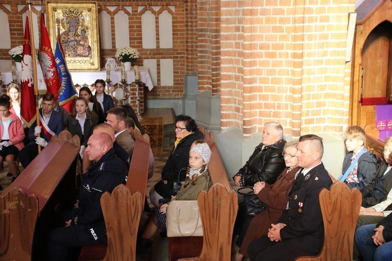 Janowiec Kościelny. Jubileusz szkoły i nowy sztandar