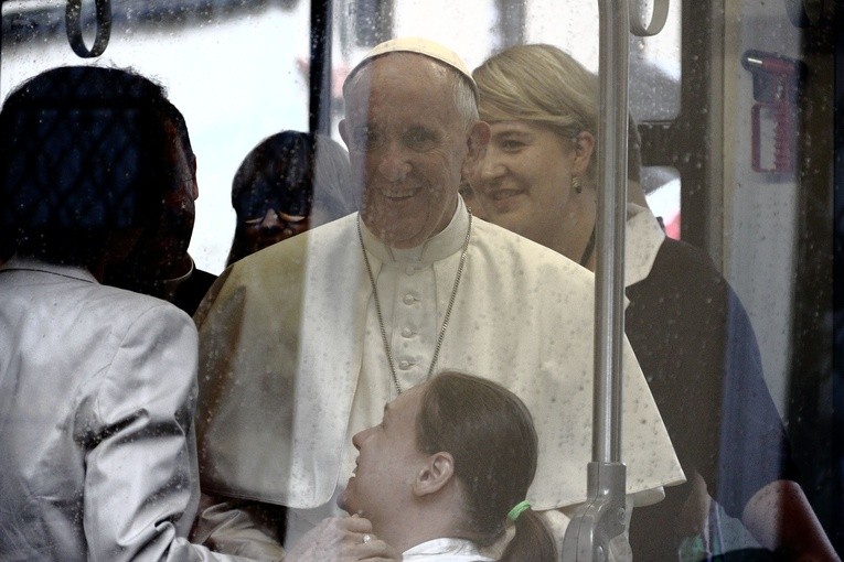 Papież: moraliści mają iść z ludźmi, a nie tylko grozić palcem