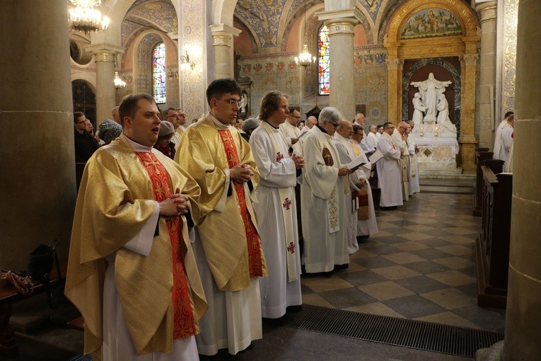 Płock. Msza Krzyżma w bazylice katedralnej