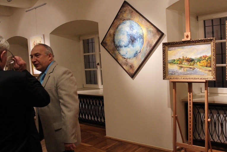 Roman Krzyżanowski podczas wystawy swoich prac