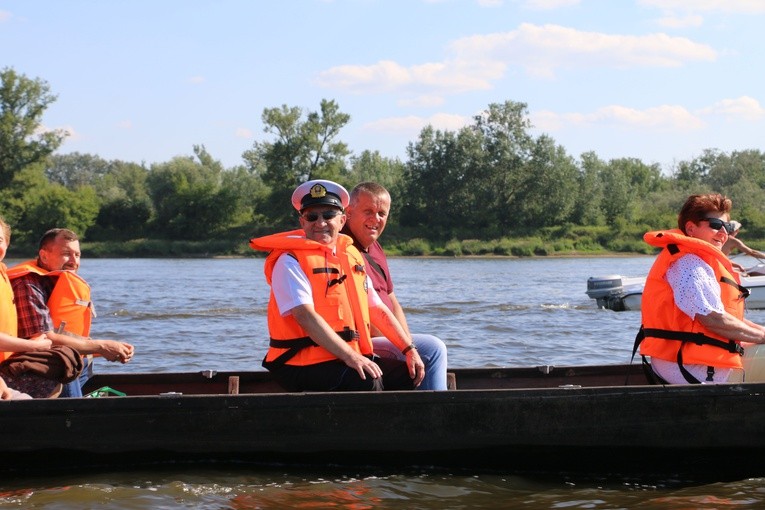 Czerwińsk n. Wisłą. Różaniec z bp. Piotrem Liberą