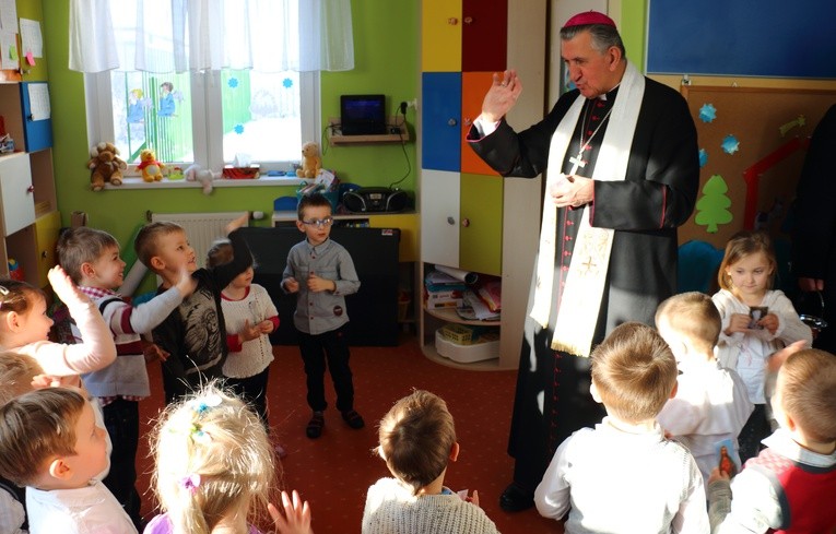 Biskup Jan z kolędą w przedszkolu katolickim