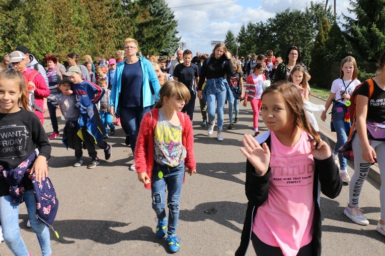 Rostkowo. Pielgrzymka dzieci (część I)