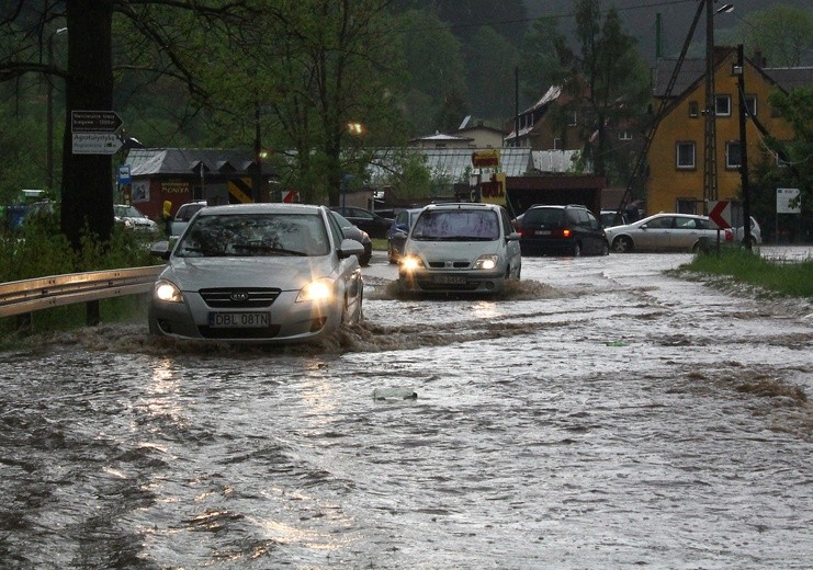 Śląskie. Intensywne opady deszczu. Pogotowie przeciwpowodziowe w powiatach raciborskim i wodzisławskim
