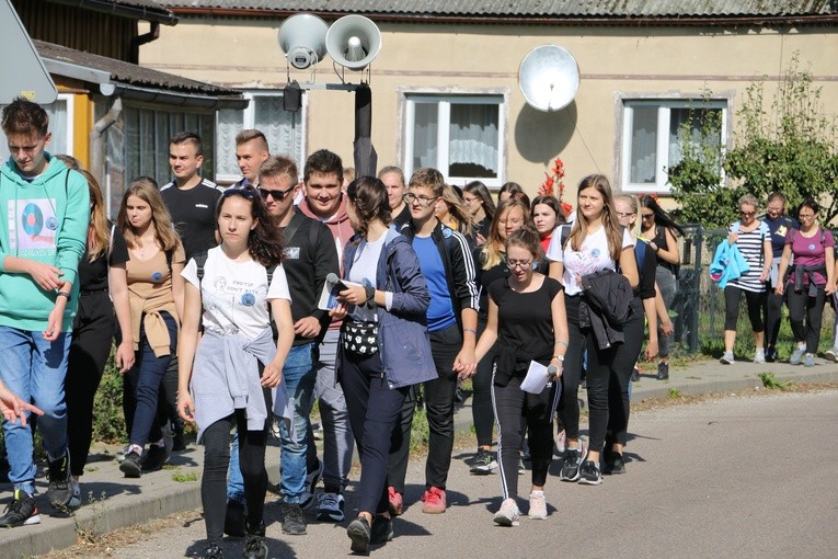 Pielgrzymka młodych z Rypina do Obór