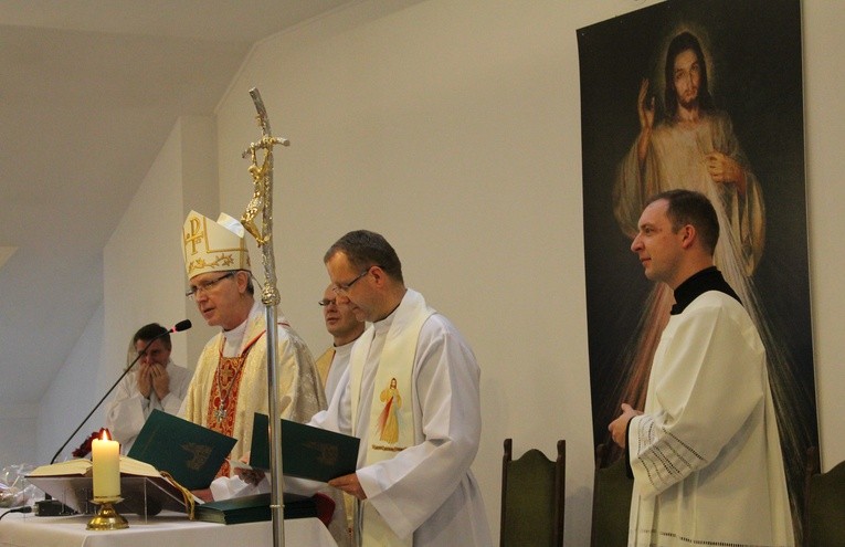 Bp Piotr Libera wręczył dokumenty potwierdzające posłanie ewangelizatorów do głoszenia rekolekcji kerygmatycznych