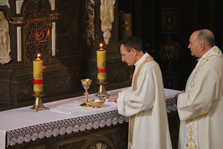 Płock. Msza Krzyżma w bazylice katedralnej