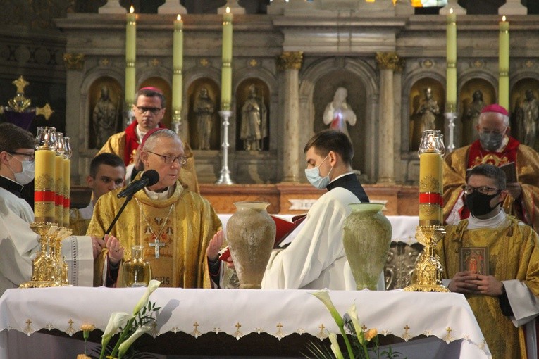 Płock. Msza krzyżma w katedrze