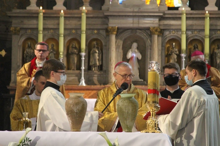 Płock. Msza krzyżma w katedrze