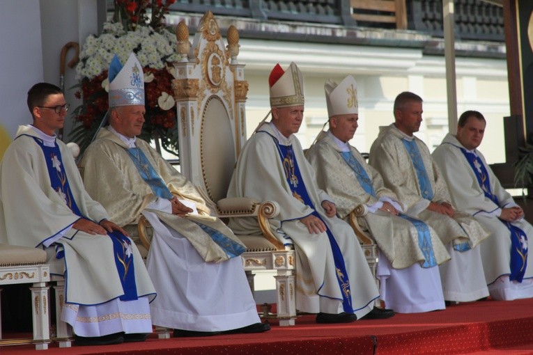 Pielgrzymka na Jasną Górę. Msza św. na szczycie