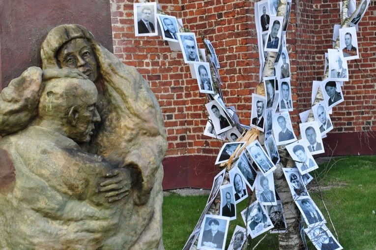 Pomnik katyński i okolicznościowa instalacja przygotowana na 5. rocznicę katastrofy smoleńskiej przed kościołem ojców pasjonistów w Przasnyszu.