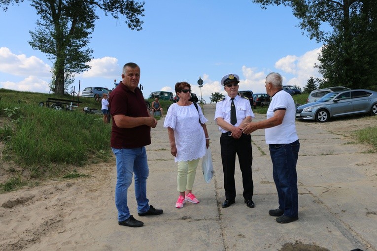 Czerwińsk n. Wisłą. Różaniec z bp. Piotrem Liberą
