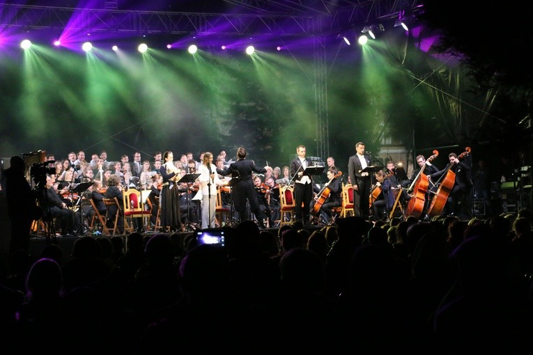 Czerwińsk n. Wisłą. Koncert jubileuszowy w przyklasztornych ogrodach