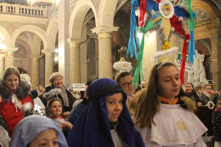 Mali kolędnicy w Płocku