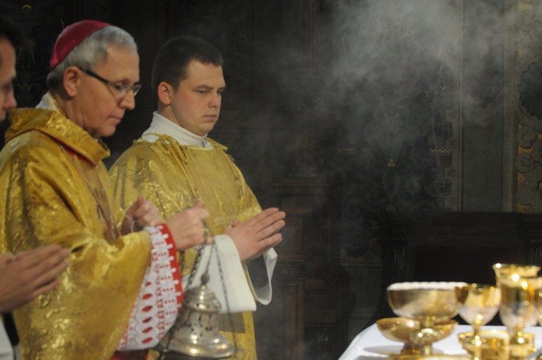 Bp Piotr Libera przy ołtarzu płockiej katedry
